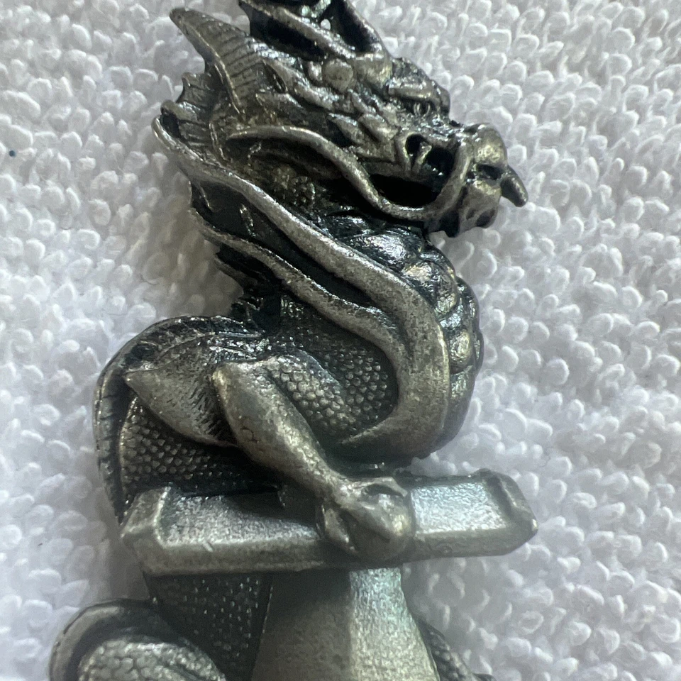 Llavero vintage dragón en daga con piedra azul  Foto 3 de 4