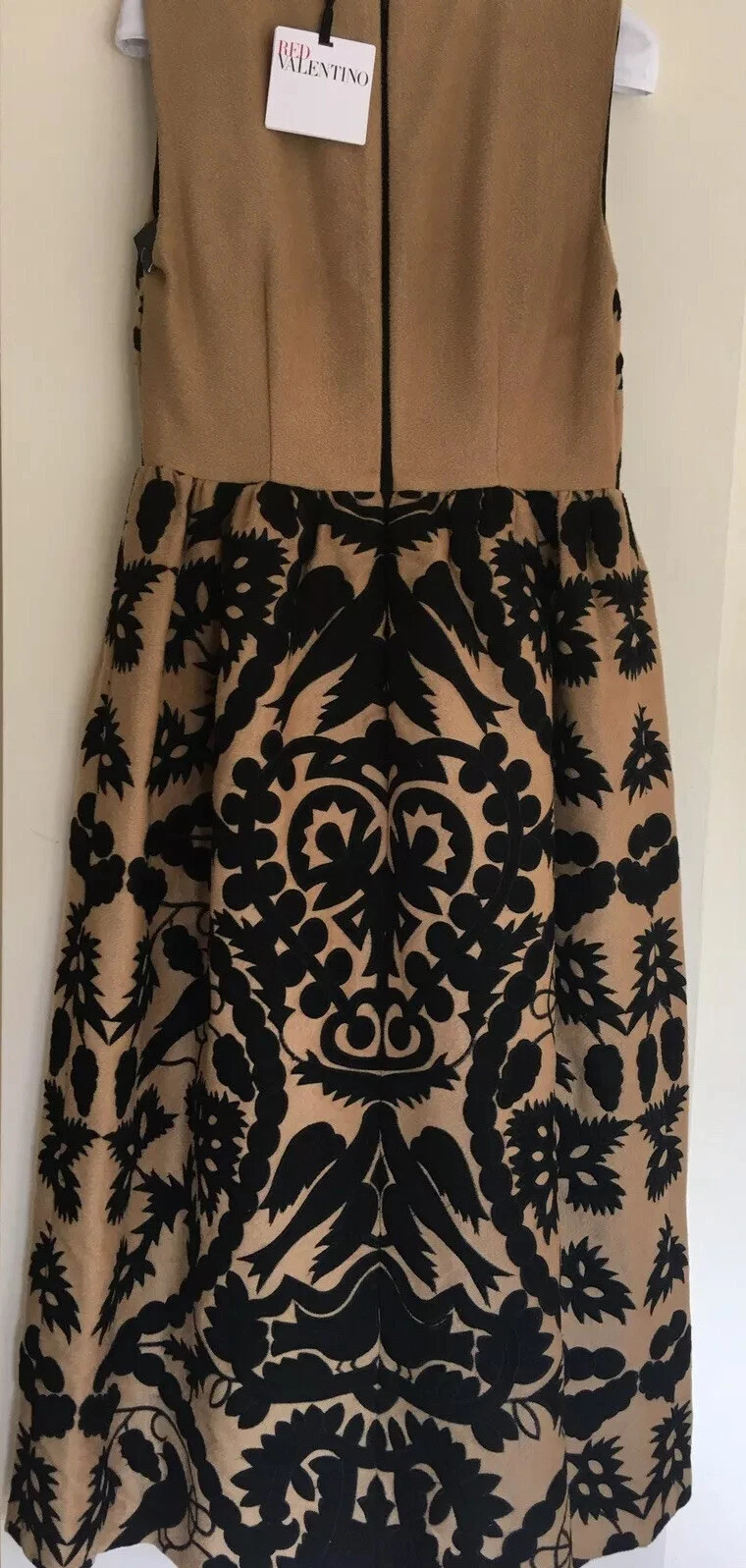 Abito lungo rosso Valentino senza maniche beige nero con zip ricamata EU40 UK8 nuovo con etichette