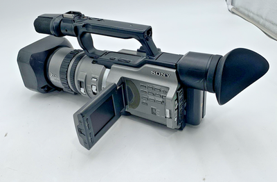 Sony DCR-VX2100 Digital Handycam Camcorder 3CCD 48x Digital MiniDV