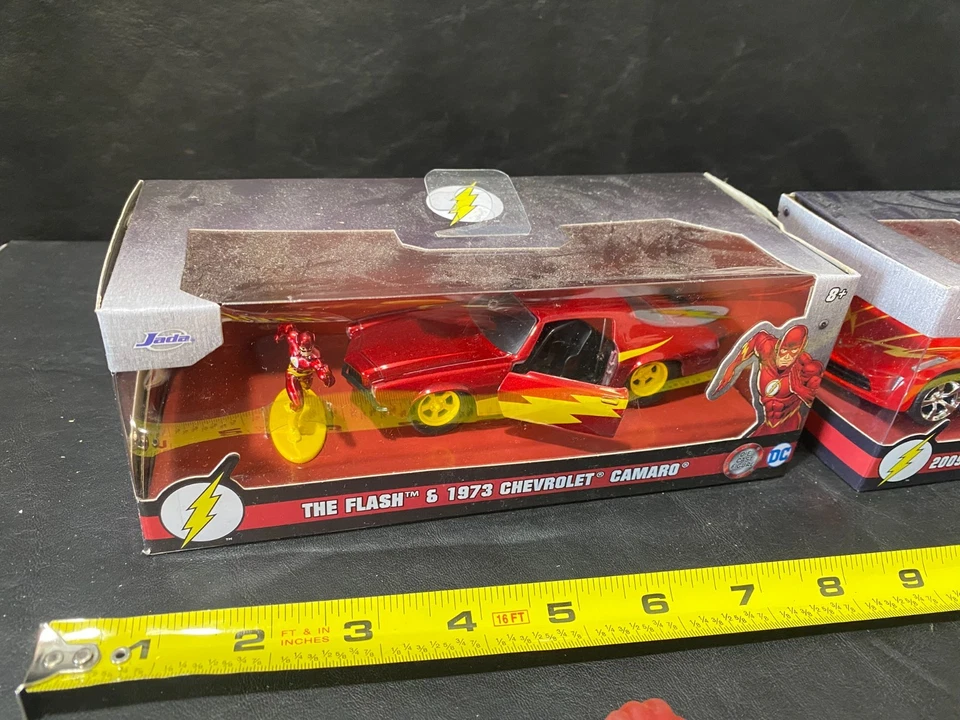 FLASH DC Jada Diecast 1973 Camaro Corvette Stingray w/ figures and toys - Image 2 of 4