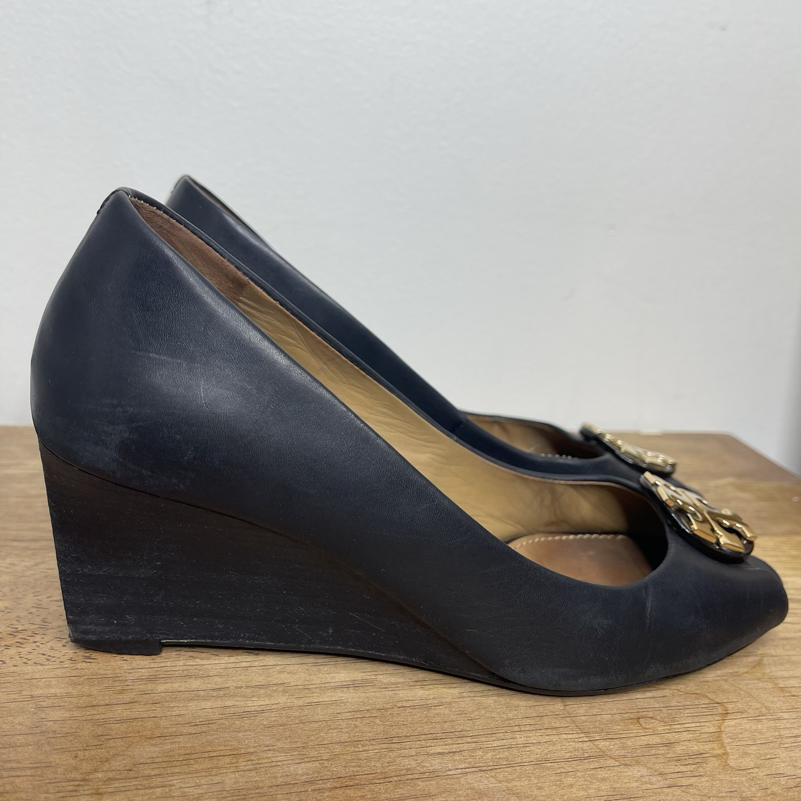 Tory Burch Caroline Wedge Pumps Black Leather Gold Logo Medallion Size 6