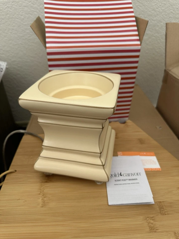 Gold Canyon Candle Co. Ecru Footed Square Wax Warmer - Imagem 3 de 4