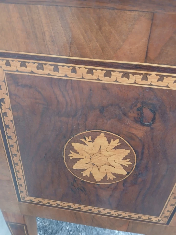 PICCOLO COMO' INTARSIATO STILE LUIGI XVI EPOCA 1960 - 2 CASSETTI E PIEDI A PUNTA - Immagine 4 di 4