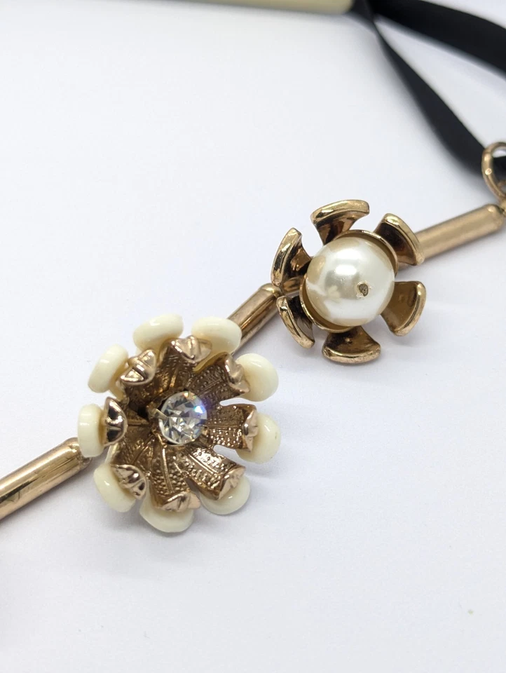 Accesorio Grueso Largo Collar Floral, Flores Negras y Crema, llamativo Foto 4 de 4