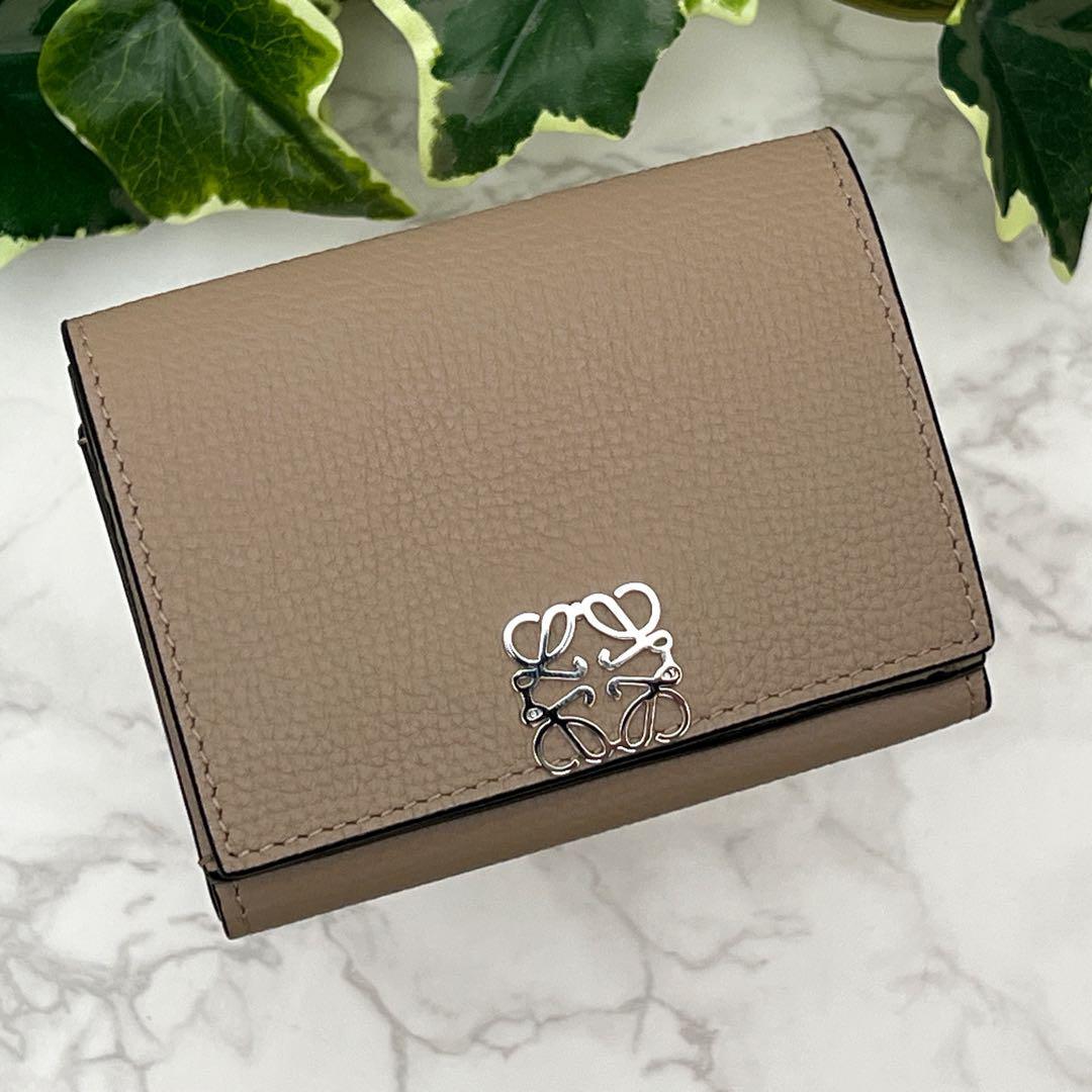 LOEWE Anagram trifold wallet 財布 Anagram trifold wallet in pebble grain calfskin Beige - LOEWE