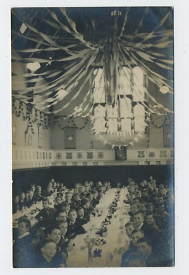 Kinder genießen Krönung Kirchensaal Fest Echtfoto Postkarte S6