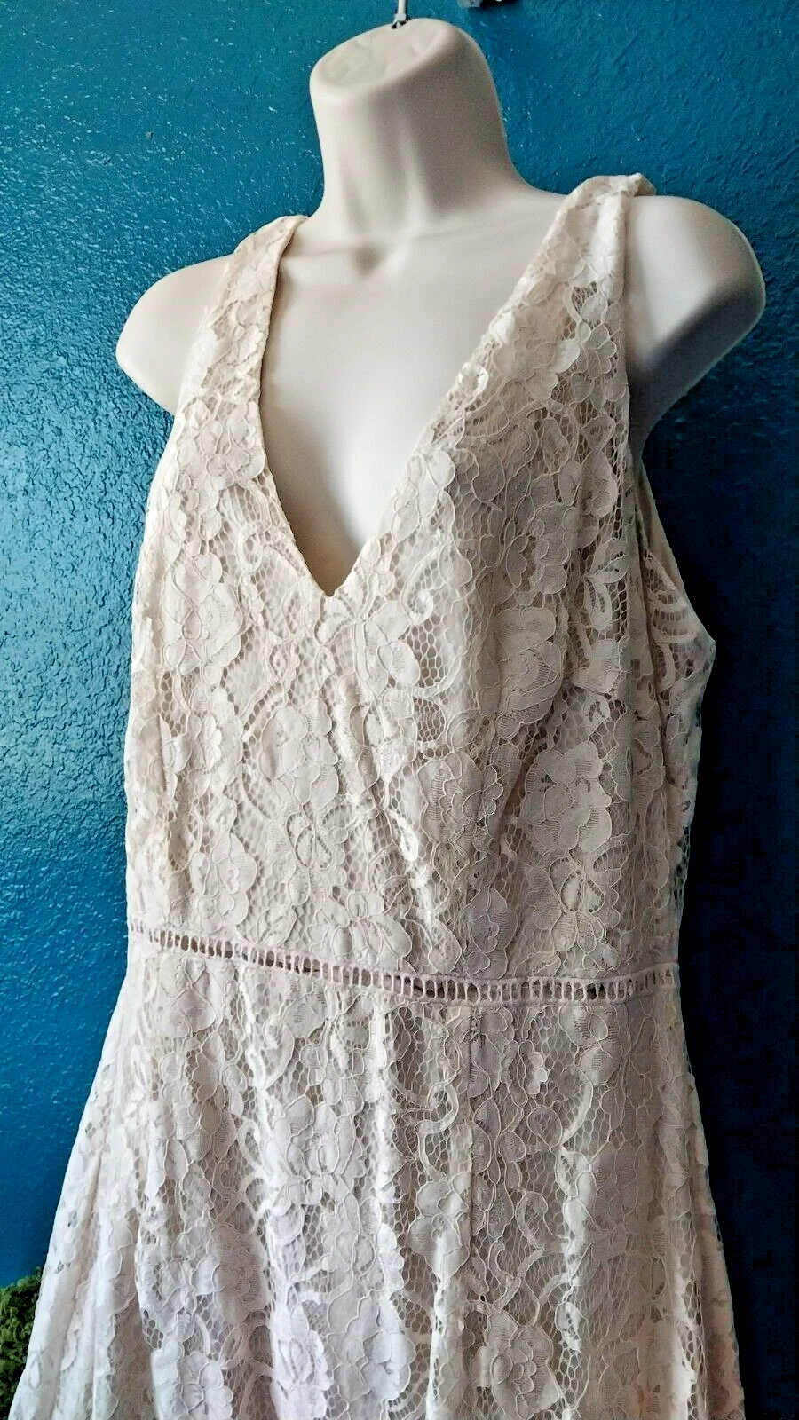 OFF WHITE Abito midi Alexia Admor nuovo con etichette pizzo overlay Deep V senza maniche bianco sporco taglia 14 L