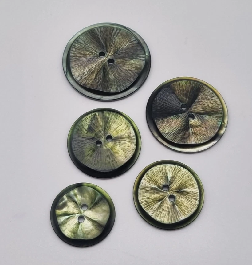 Grüner Perlmutt 2-Loch-Knopf 25-38 mm Ziseliert / Mother-of-Pearl Button MOP E78 - Bild 2 von 2