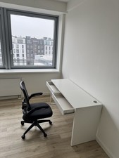 IKEA Schreibtisch Weiß 138 cm mit 2 Schubladen & Kabeldurchführung