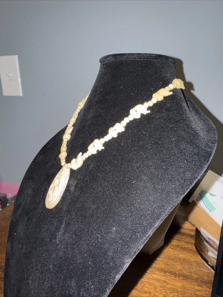 "Collar y colgante vintage de elefante blanco hueso acrílico años 60 18""" Foto 4 de 4