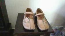 MOBEASE COMFORT SHOES  4  LIGHT TAN  SOFT LEATHER WITH LEAF TRIM ,MARY  JANES GC