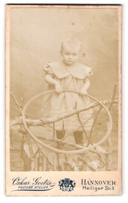 Fotografie Oskar Goetze, Hannover, Heiliger Str. 3, Portrait blondes kleines Mä 