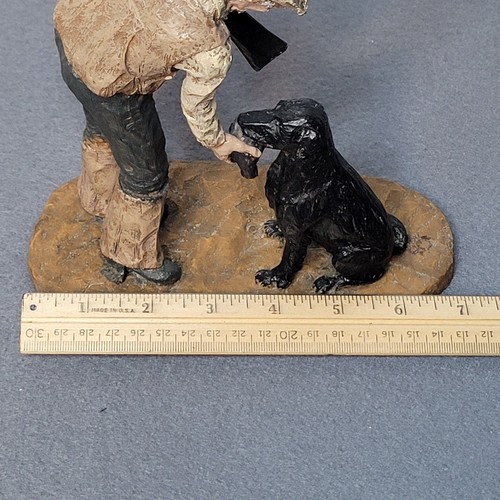 Statuina vintage 8,5" cacciatore e laboratorio nero vecchio e cane firmata G Alsum '82 - Foto 5 di 9