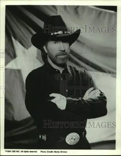 1994 Press Photo Actor Chuck Norris with Texas Flag - sap33699