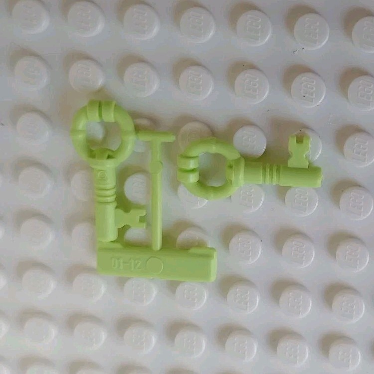 LEGO Piece:  2 yellowish green Minifigure, Utensil Keys (40359)