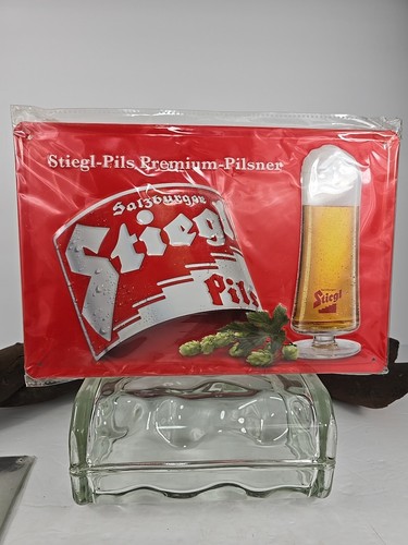 Auténtica cerveza Stiegl-Pils lote de 2 letreros de lata de metal grapador en relieve NUEVO EN PAQUETE - Imagen 2 de 18