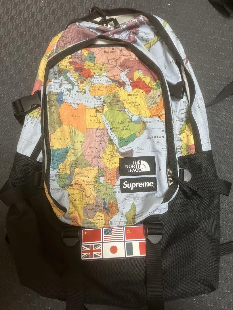Sac à dos Supreme The North Face motif carte du monde édition limitée homme modèle rare