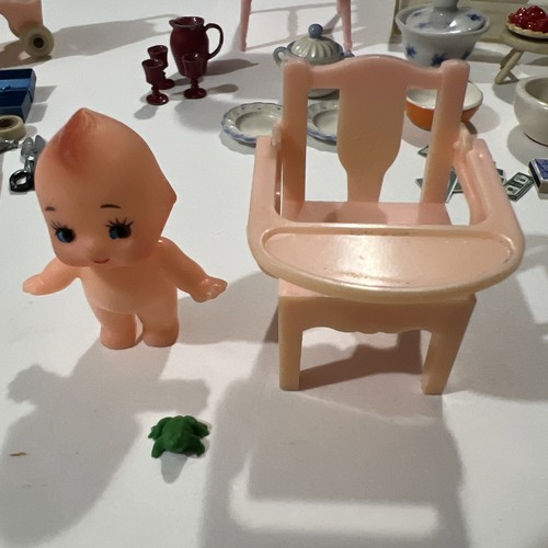 Vintage casa delle bambole bambole seggiolone passeggino ciotole ceramica ferro strumenti Kewpie - Foto 13 di 24