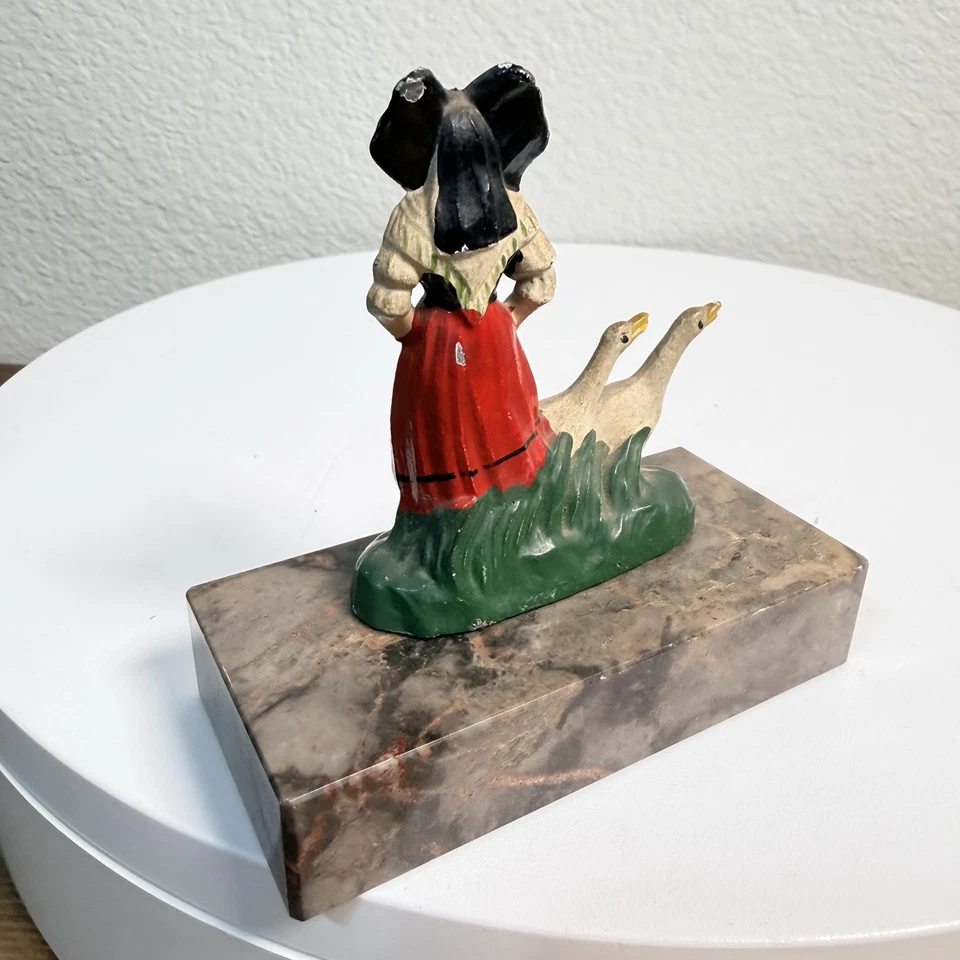Divertida Estatua Caprichosa Pequeña de Metal Bretaña Francesa Mujer de Campo y Patos De Colección Foto 2 de 4