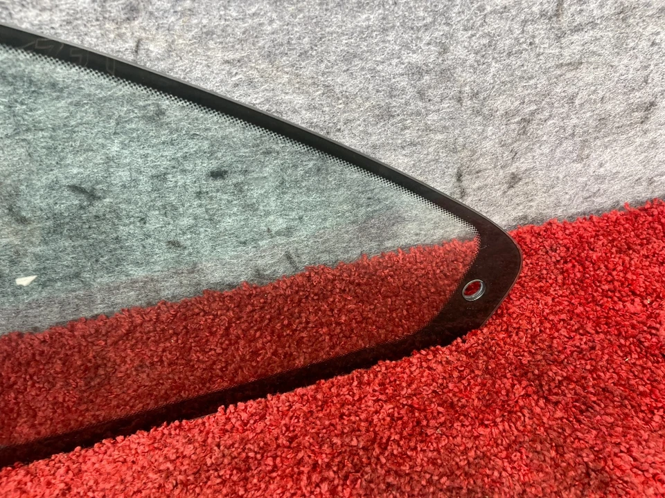 Оригинальное заднее левое стекло на четверть стекла со стороны водителя для BMW 2001-2006 E46 99K - Изображение 2 из 4