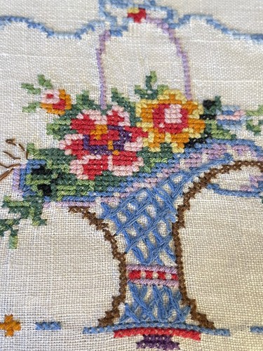 Vintage Tea Towel Cross Stitched Petit Point Flower Baskets Lovely 15" x 20" - Picture 5 of 8