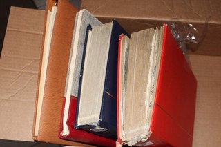 Österreich viele tausend Marken in Steckbüchern im Karton
