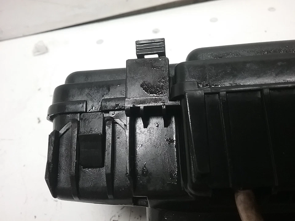 Honda Civic EX 2001-2005 caja de fusibles delantera izquierda compartimento del motor (sedán de 4 puertas) Foto 2 de 3