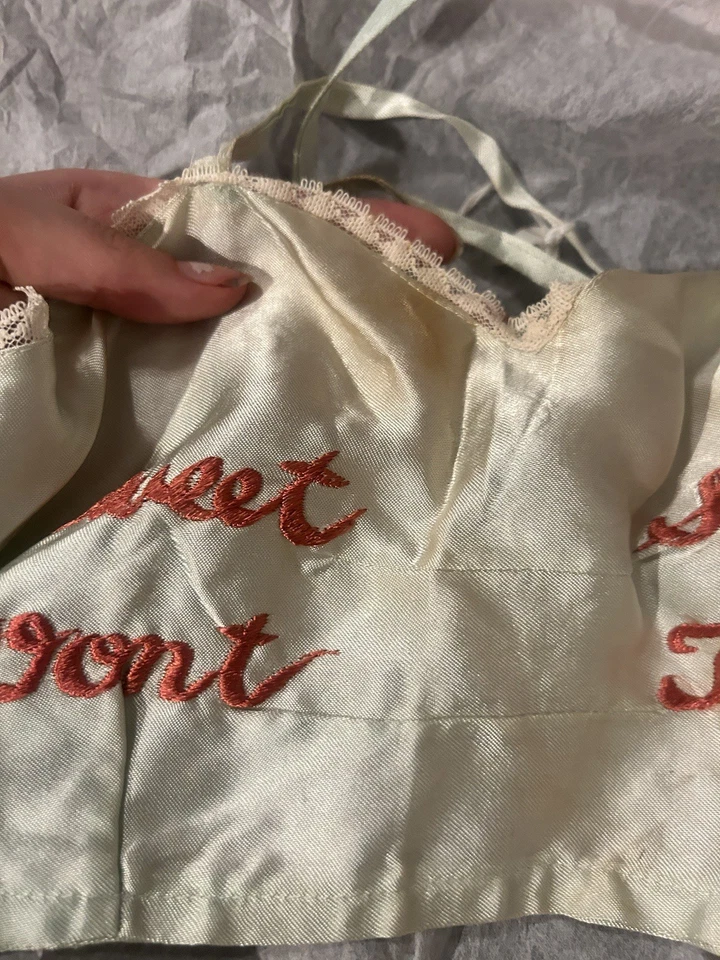 Винтажный сувенирный вышитый комплект белья 1940-х годов Второй мировой войны Sweet Sour Off Limits бирюзовый - Изображение 3 из 4