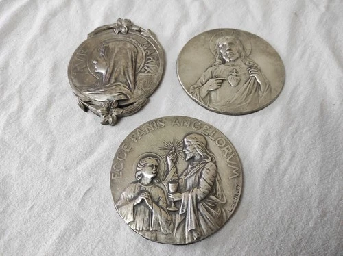 3 Plaques, Religious Medals Ave Maria and Ecce Panis Angelorum L.de Helly