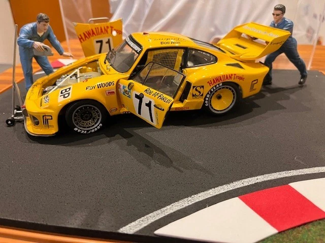 Diorama Exoto 1:18 Porsche 935 #71 Hawaiian Tropic W/2 Mechanics and Race track - Photo 4/4