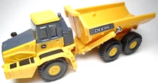 ERTL TOMY JOHN DEERE ARTICULATED DUMP TRUCK 5 3/8" PLASTIC CONSTRUCTION VEHICLE