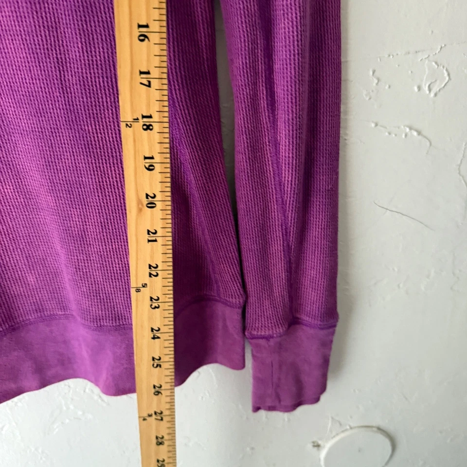Top térmico Kirra Y2k púrpura cuello en V manga larga para mujer gofre mediano Foto 3 de 4