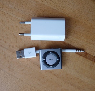 Apple iPod Shuffle 4. Gen 2 GB Space Grau Grey DEFEKT mit Ladekabel und Netzteil