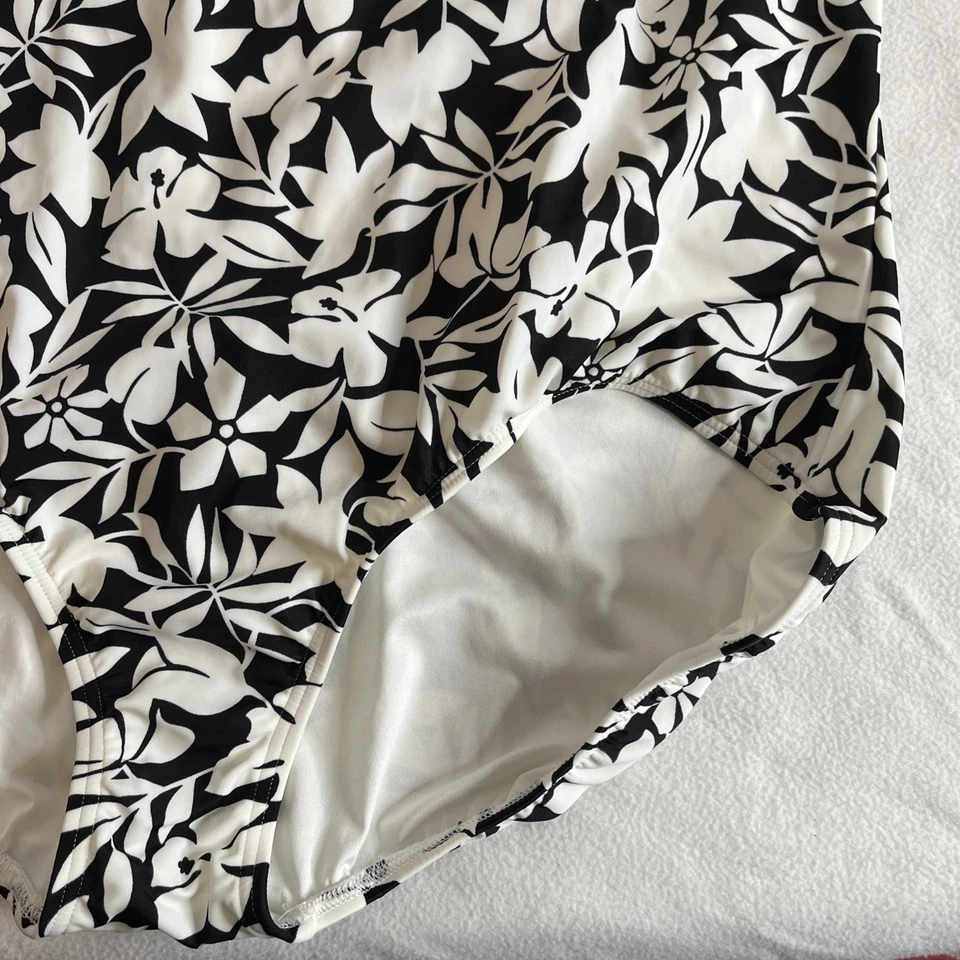 Traje de baño Lands End Plus 26W negro blanco floral de una pieza con sujetador Foto 3 de 4