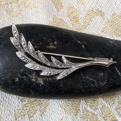  Art Deco Brosche 925 Silber Markasiten Punze Goldschmied Neu aus Lagerbestand...