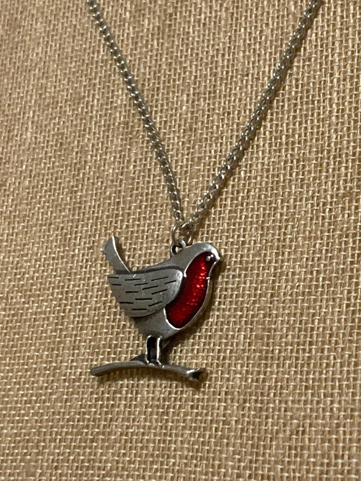 Collar de cadena colgante de pájaro Robin esmalte rojo de San Justino en tono plata Foto 4 de 4