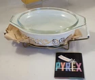 PYREX Gold Empire Scroll Vintage Casserole Dish W/Stand-Lid 1 1/2 qt. BOX-PAPERS