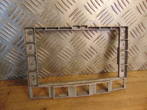 VW Touareg 7L Einbaurahmen Radio Radiorahmen Rahmen Halter 2-DIN 7L6857318