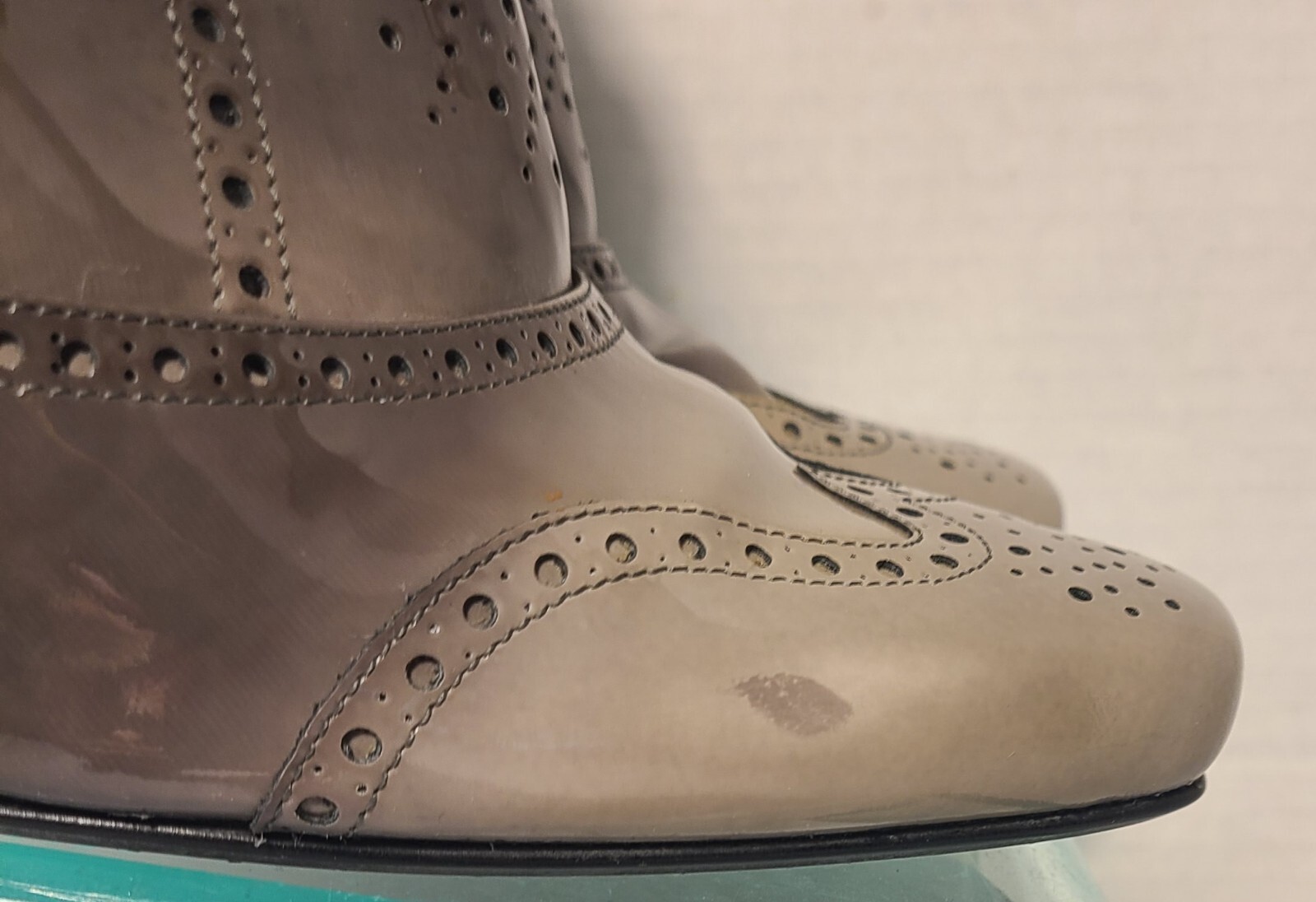 Stuart Weitzman Gray Patent Leather Oxford Style Pump w/buckle Sz 7 (38)