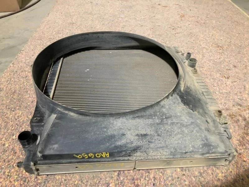 Conjunto de cubierta de radiador y ventilador Ford F350 Super Duty 99-04 usado 7,3 L 4x4 AT Foto 3 de 4