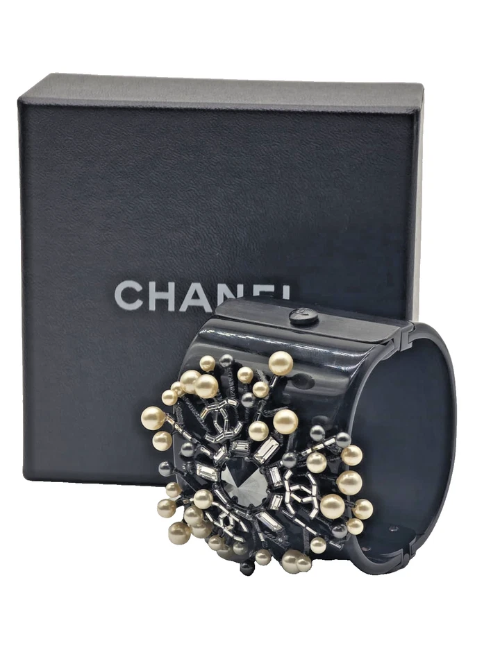 Chanel Brazalete Ancho Resina Negra Perla y Cristal Embellecido Sunburst Diseño Foto 2 de 4