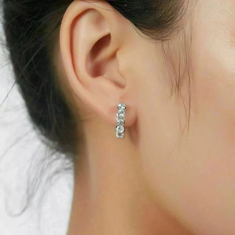 Pendientes de aro Huggie de aguamarina de corte redondo de 2 quilates enchapados en oro blanco de 14 quilates Foto 4 de 4