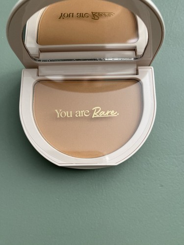 Polvo de acabado prensado tintado RARO BEAUTY - beige claro (8 g) - Imagen 2 de 4