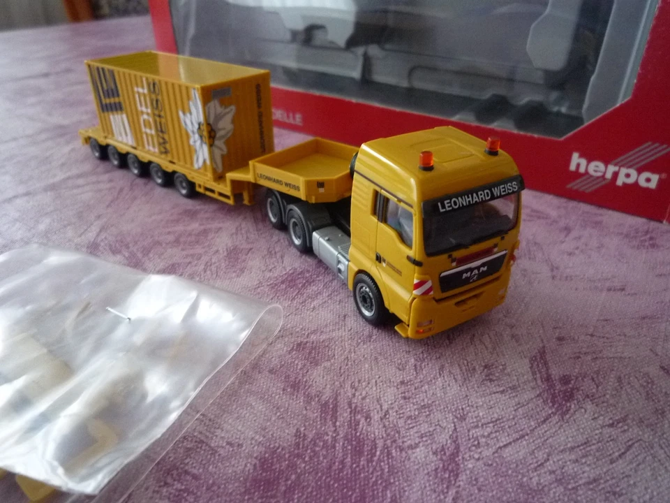 Herpa 306379 MAN Semi Tieflade Sattelzug mit Contai Leonhard Weiss 1:87 in OVP - Bild 3 von 4