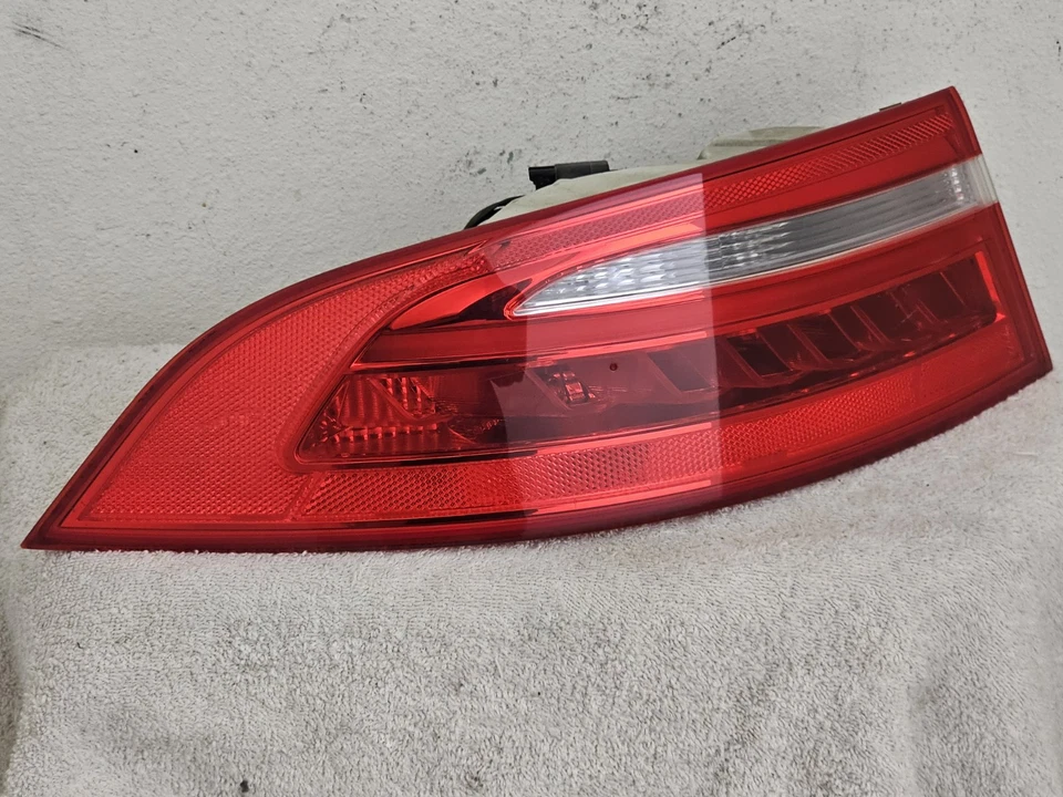 Conjunto de luz trasera izquierda Jaguar Xe 2017-2018 Foto 2 de 3
