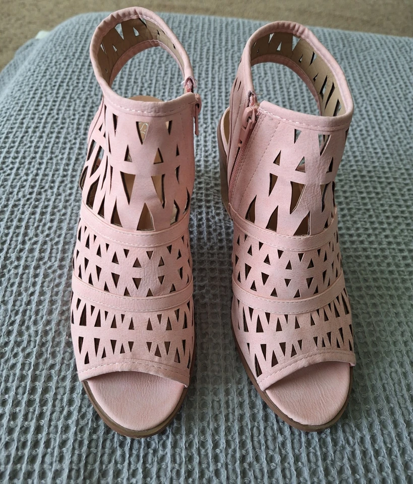 Soho 女孩露趾粉色蒂芙尼 2 块跟三角镂空女式 10 码 — 第 3/4 张图片