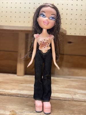 2001 Bratz Doll Dressed in Jeans, Shirt & Peach Shoes Fast Shipping