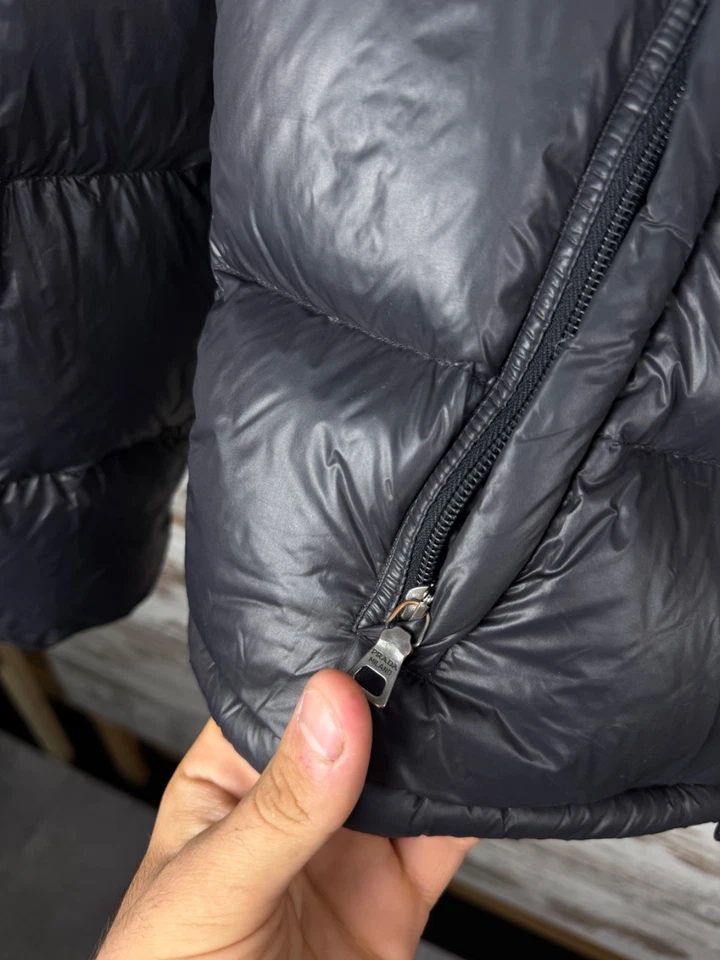 Hombres Prada Negro Puffer Down Chaqueta Piumino Lujo Bombers Talla M 48 Azul Marino Oscuro Foto 4 de 4