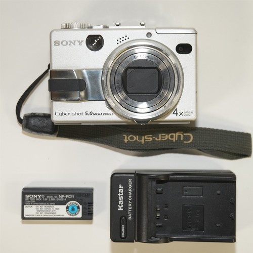 Sony Cyber-shot DSC-V1 5MP 4x Optical Digital Camera Silver VERY GOOD CONDITION