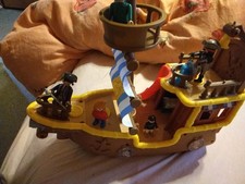 Mattle: Piratenschiff mit Playmobli Spielfiguren